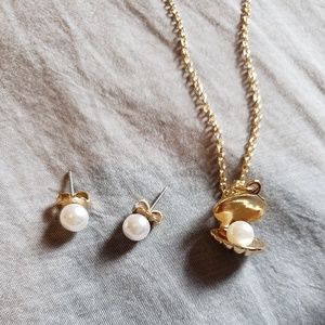 Pearl necklace and earrings set